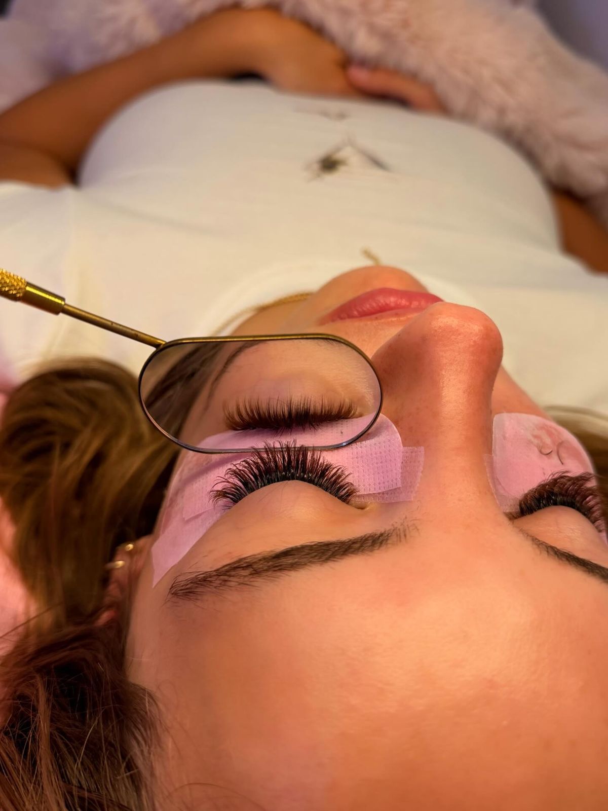 Hybrid set in a mirror, client lying back